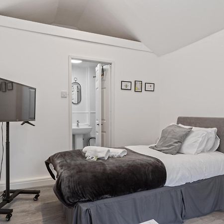 Studio Cottage With Shared Garden - 3Min To Bus Stop Manchester Exterior photo