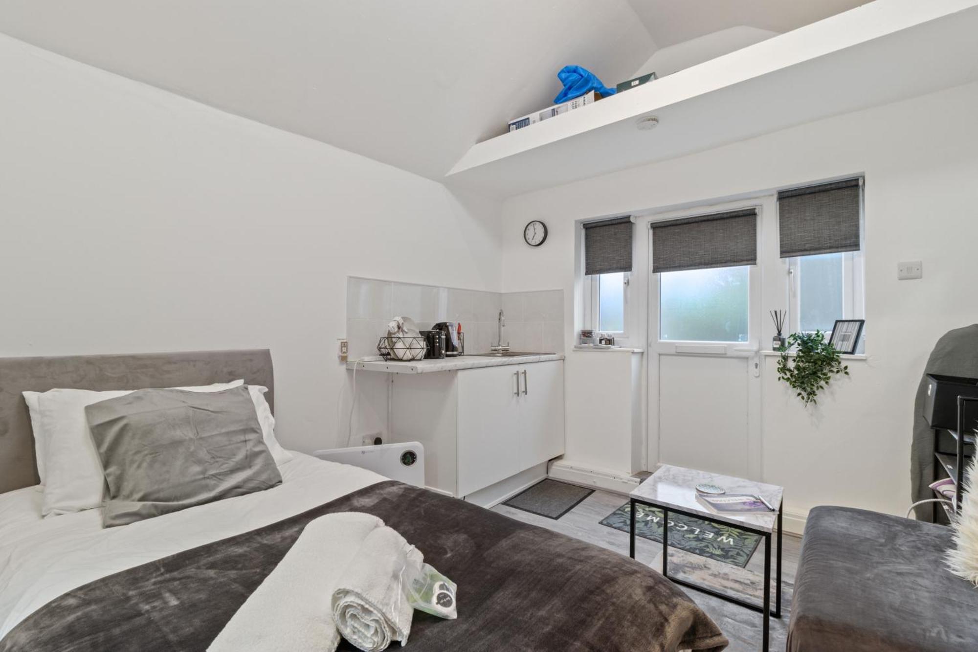Studio Cottage With Shared Garden - 3Min To Bus Stop Manchester Exterior photo