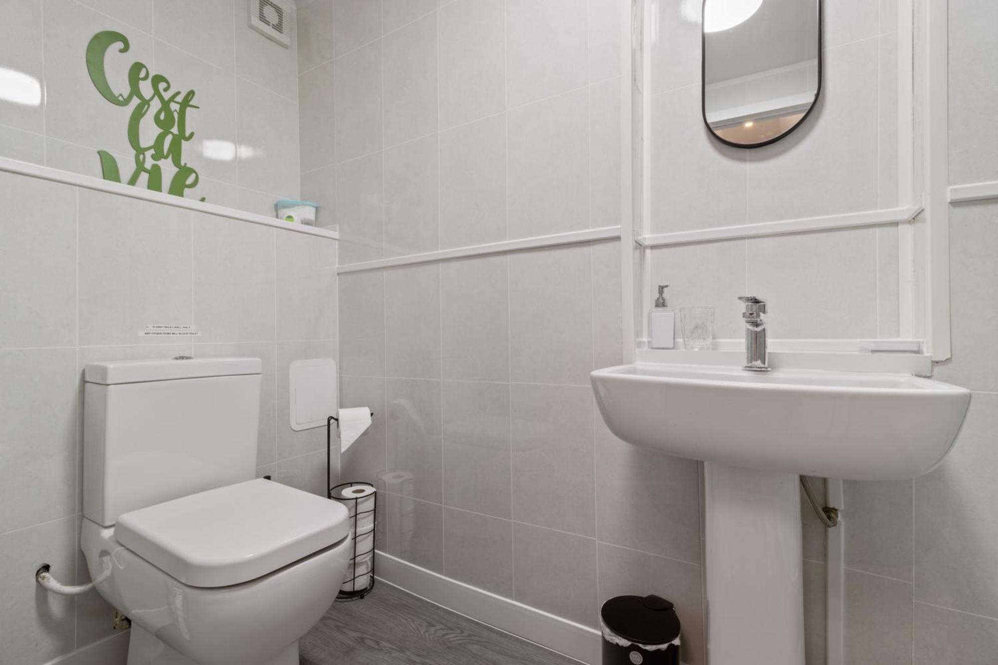 Studio Cottage With Shared Garden - 3Min To Bus Stop Manchester Exterior photo